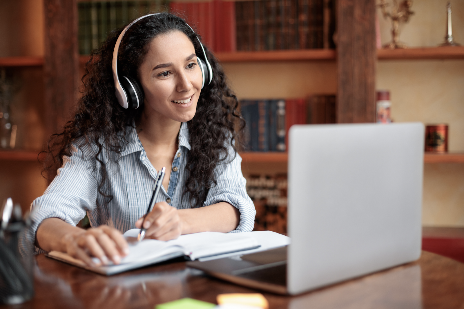 Người đi làm có thể tận dụng lịch rảnh trong ngày để học IELTS Online