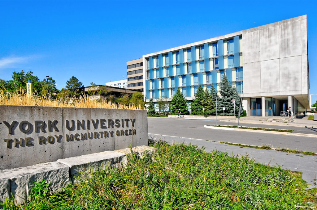 Để nộp hồ sơ du học ở Canada bạn nên có IELTS từ 6.5 trở lên